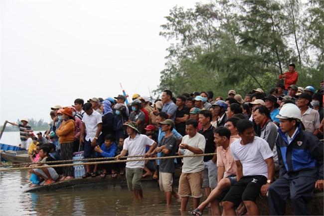 Quảng Nam: 500 người tham gia cứu hộ, tìm kiếm thi thể 2 cha con mất tích (13/10/2020)